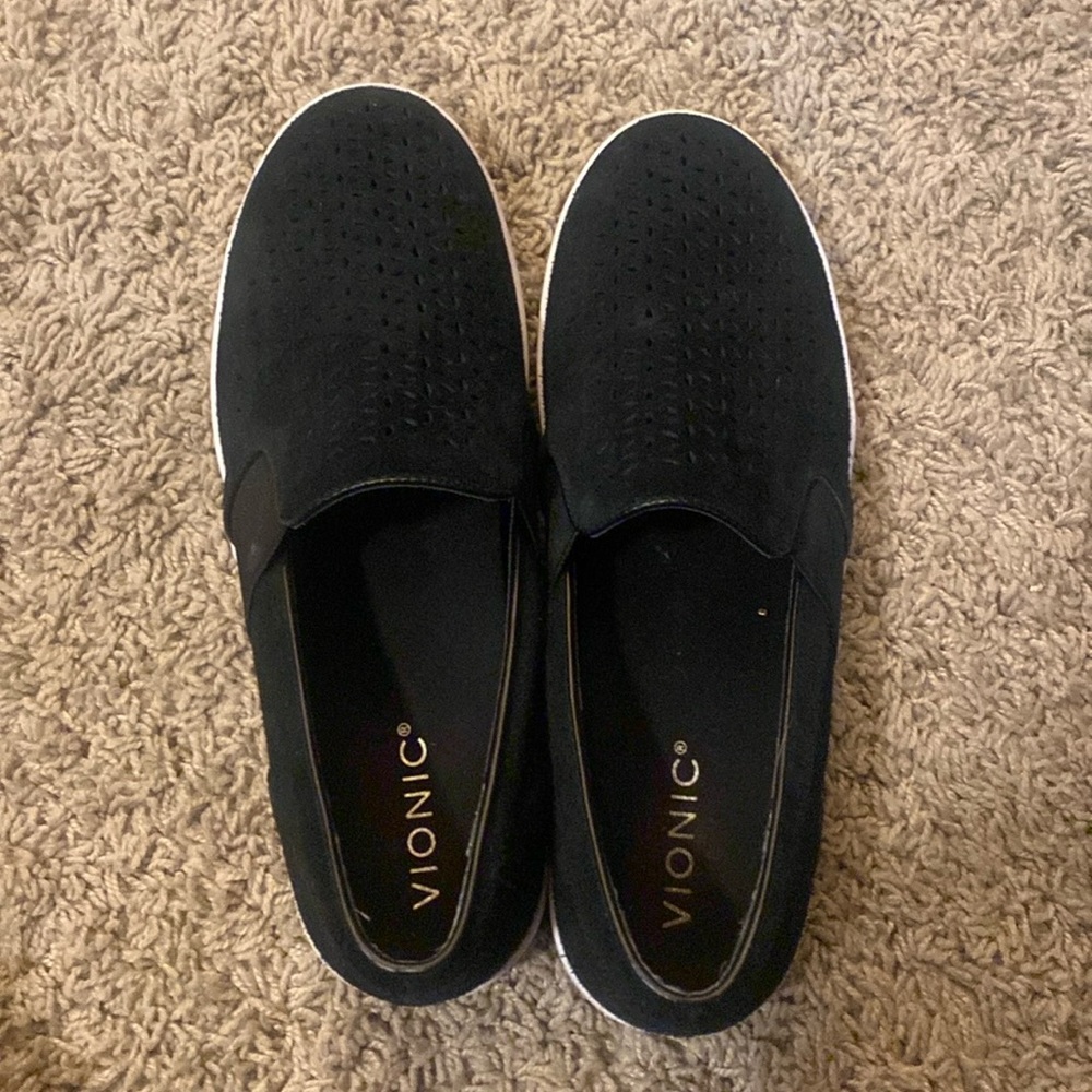 Vionic black flats